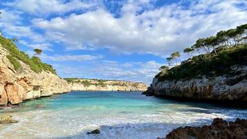 Vlak bij het strand, ligstoelen aan het strand, strandlakens