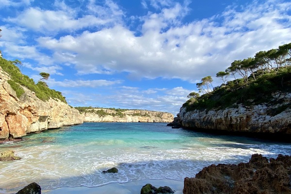 Ubicación cercana a la playa, tumbonas y toallas de playa