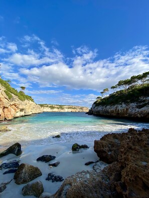Vlak bij het strand, ligstoelen aan het strand, strandlakens