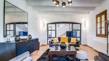 Una televisión, una chimenea, una mesa de tenis de mesa