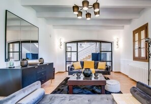 Een televisie, een open haard, een tafeltennistafel en een stereo