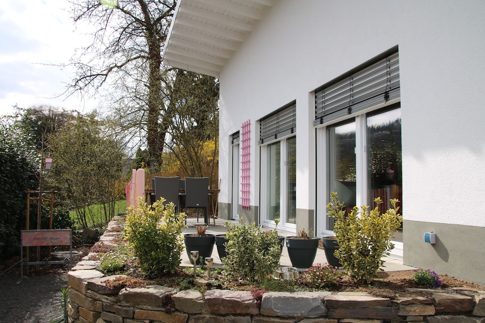 New Moselle holiday home Rute Knubbe, free-standing, quiet, on a sunny hillside
