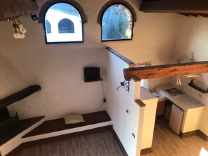Fridge, oven, stovetop, coffee/tea maker