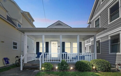 Great Beach Bungalow, steps from the ocean!! Free Wifi & Beach Tags!!