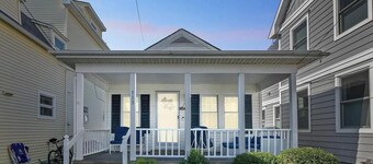 Great Beach Bungalow, steps from the ocean!! Free Wifi & Beach Tags!!