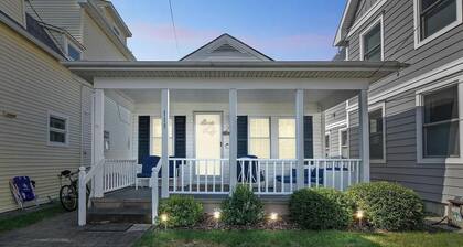 Great Beach Bungalow, steps from the ocean!! Free Wifi & Beach Tags!!