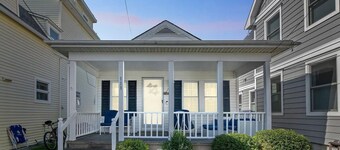 Great Beach Bungalow, steps from the ocean!! Free Wifi & Beach Tags!!