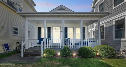 Great Beach Bungalow, steps from the ocean!! Free Wifi & Beach Tags!!