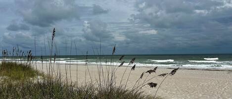 På stranden, solstolar och strandhanddukar