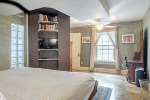 1 soverom, skrivebord, strykejern/-brett og wi-fi