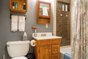 Secador de cabelo, toalhas de banho, sabonete, papel higiênico