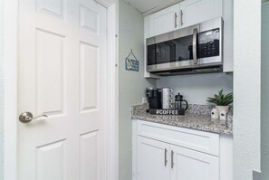 Kjøleskap, mikrobølgeovn, kaffetrakter/tekoker og brødrister