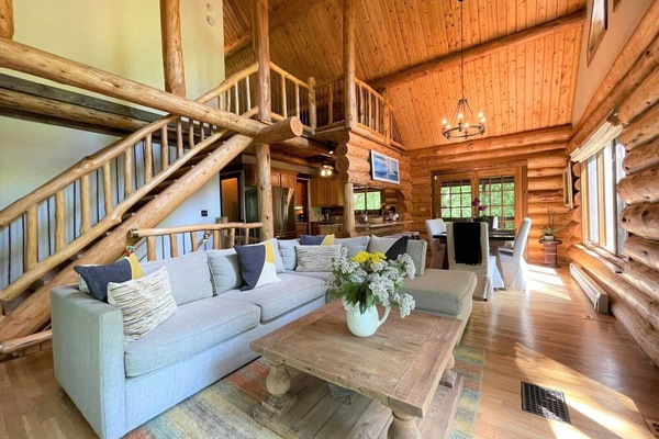 TV connectée, cheminée, baby-foot, chaîne hi-fi