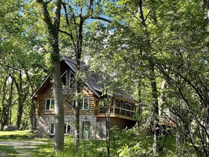 Exterior - Beautiful Log Cabin Retreat on 6 Acres of Forest Only 10 Minutes to Lake Geneva. (Burlington)