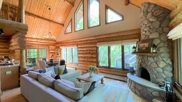 Smart TV, chimenea, futbolito y estéreo