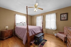 2 bedrooms, desk, iron/ironing board, free WiFi - House with fenced yard and easy access to I-70 (Heath)