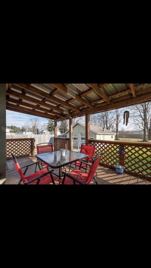 Outdoor dining - House with fenced yard and easy access to I-70 (Heath)