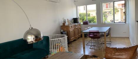 Una Smart TV, videojuegos, una mesa de tenis de mesa, libros