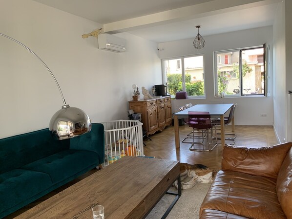 Smart-TV, Videospiele, Tischtennisplatte, Bücher