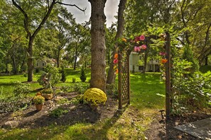 Property grounds - Trolley Apt Upper: Steps to Village Trail & Canal! (Pittsford)
