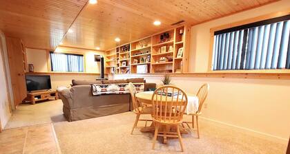 Farm house on 2 lovely acres outside of Bozeman, Pets Allowed & State Licensed
