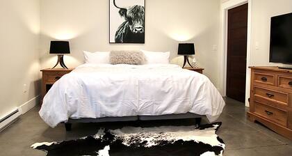 Urban & Hip Suite in the Warehouse District, Pets Allowed