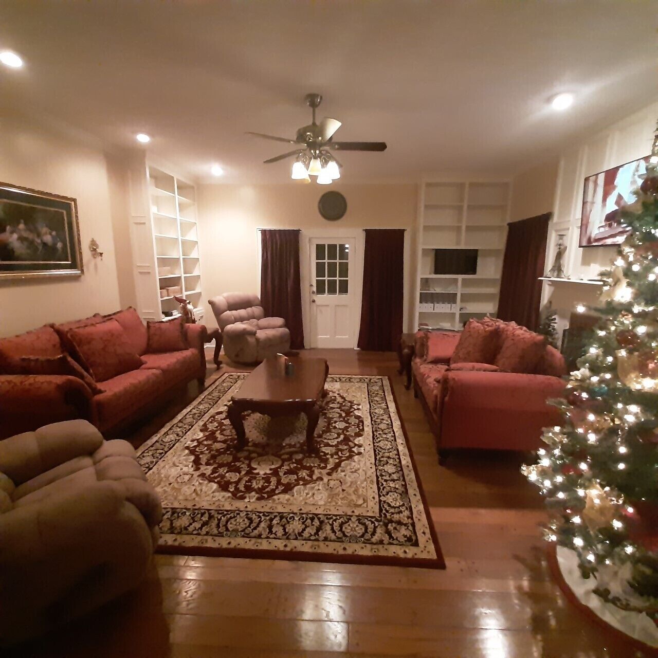 LA BELLE MAISON - Beautiful 1850 Historical home just across from Lions Park!