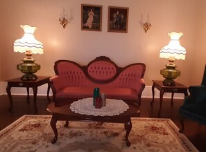 Smart TV, fireplace, books - LA BELLE MAISON - Beautiful 1850 Historical home just across from Lions Park! (Jefferson)