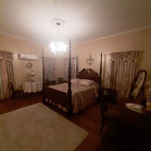 2 bedrooms, iron/ironing board, free WiFi, bed sheets - LA BELLE MAISON - Beautiful 1850 Historical home just across from Lions Park! (Jefferson)