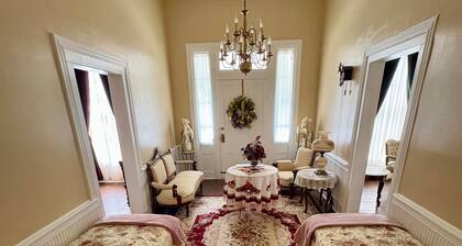 LA BELLE MAISON - Beautiful 1850 Historical home just across from Lions Park!