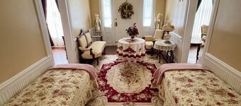 LA BELLE MAISON - Beautiful 1850 Historical home just across from Lions Park!