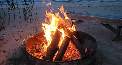 Starry Nights - Cozy Cottage on beautiful Lake Huron in Oscoda, MI