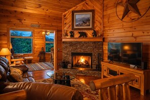 Smart TV, fireplace, foosball, table tennis - Your Slice of Paradise! Stunning Views, Hot Tub, Firepit, & Ping Pong! (Cleveland)