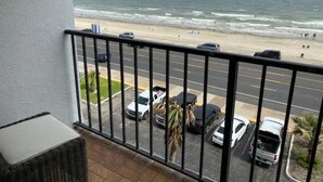 A balcony with a view of the beach and ocean. - Great studio, wonderful amenities, OCEAN views! (Galveston)