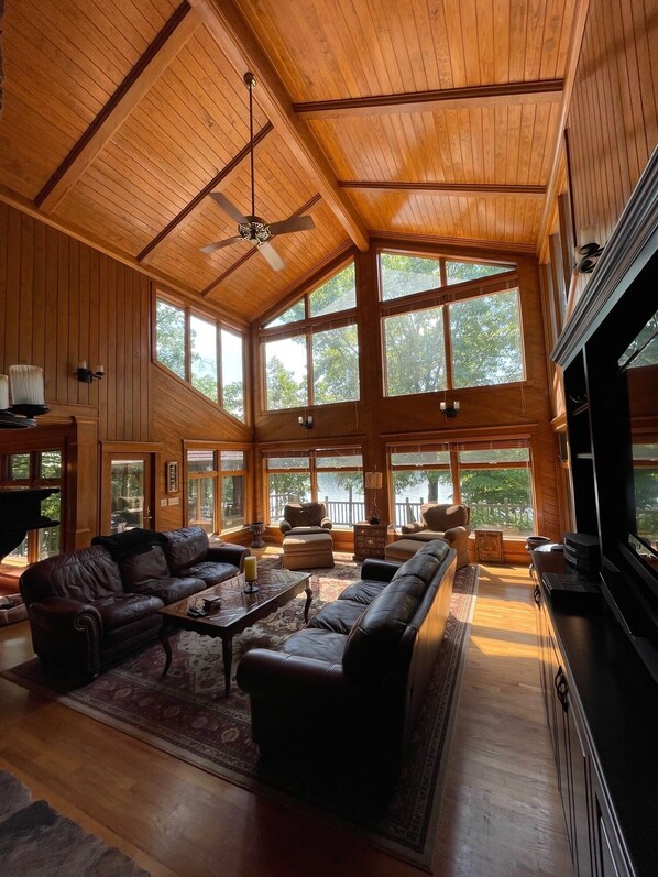 TV connectée, cheminée, livres, espaces bureaux