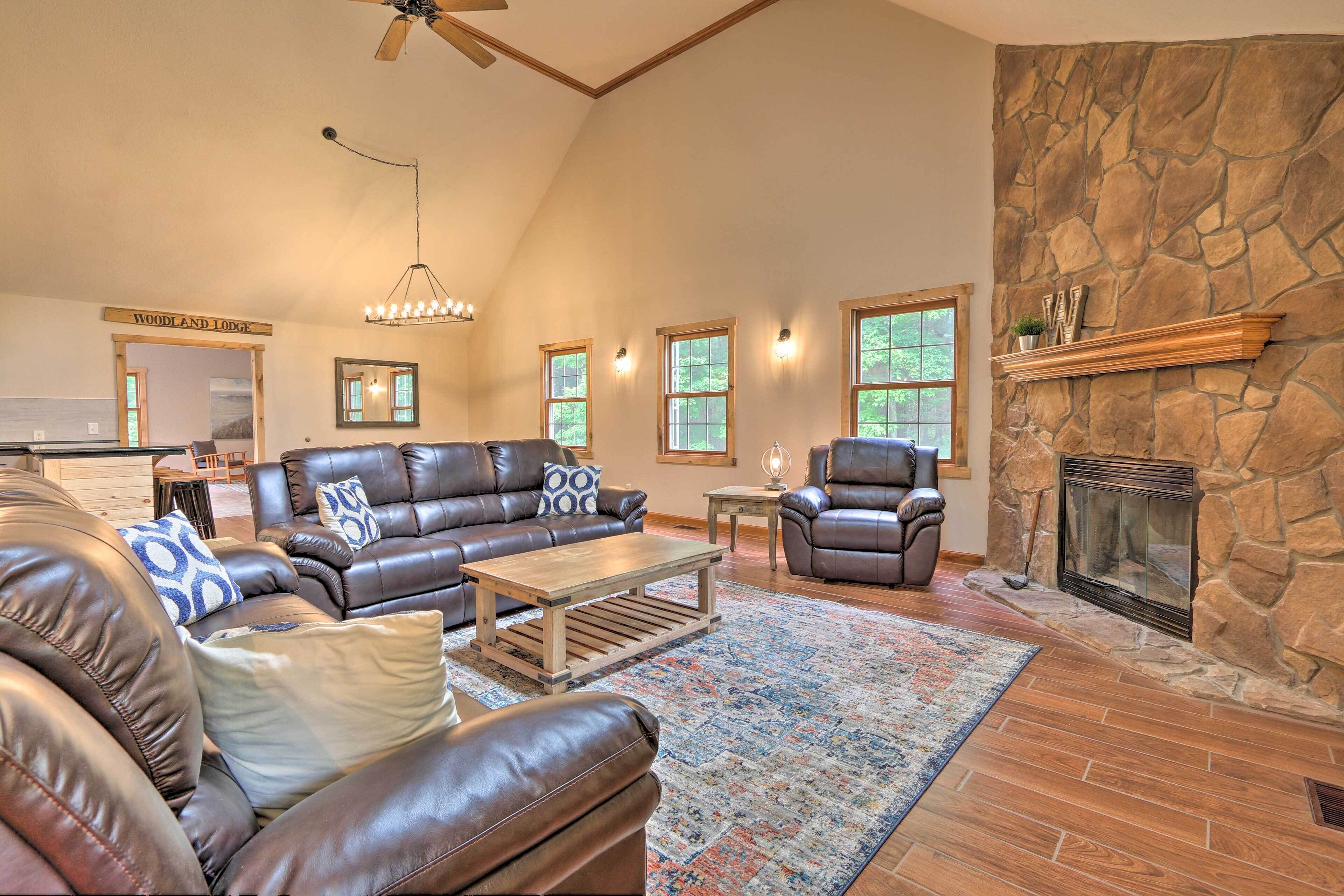 Hocking Hills 'Woodland Lodge' on 14 Acres!