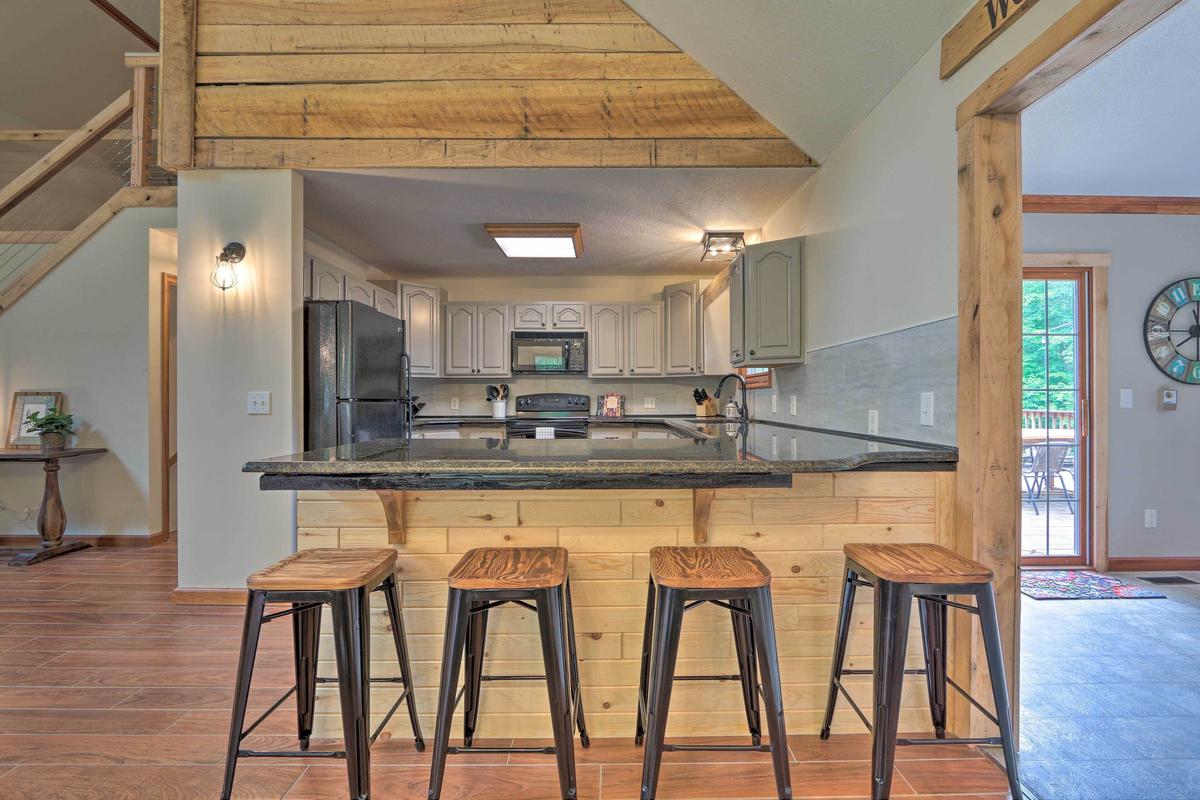 Hocking Hills 'Woodland Lodge' on 14 Acres!