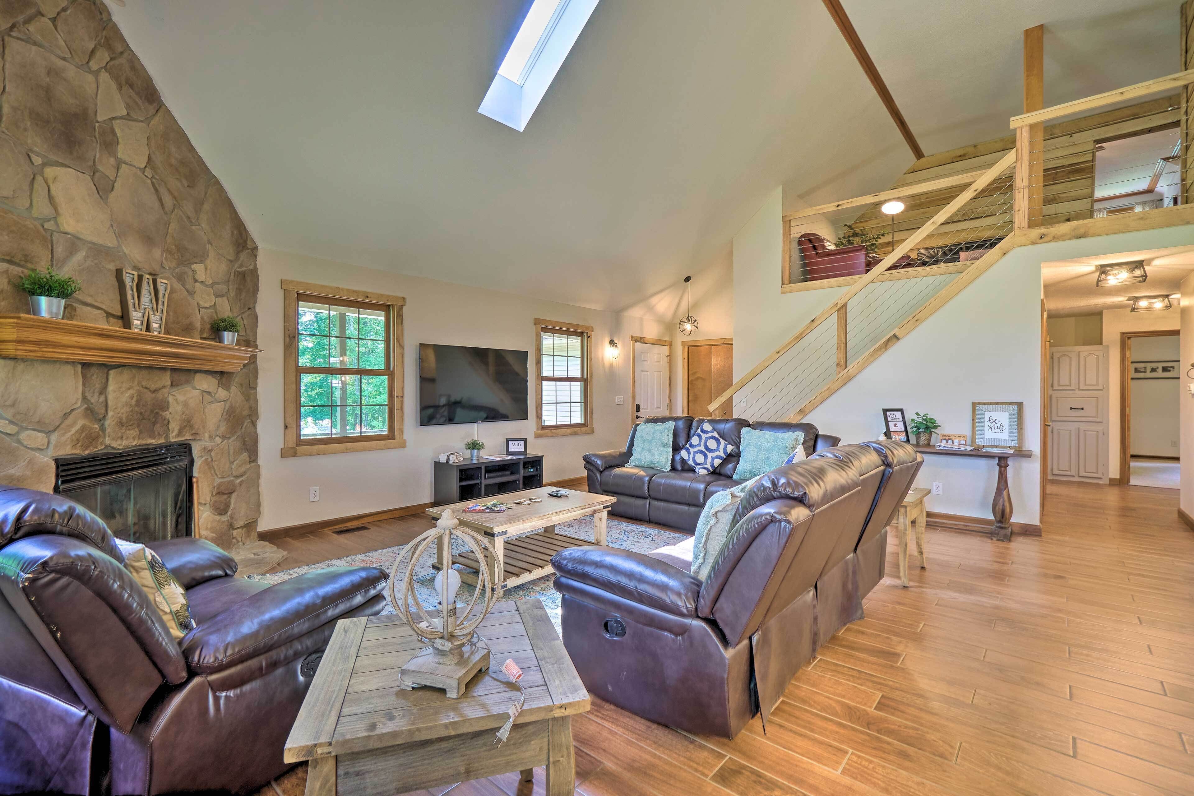 Hocking Hills 'Woodland Lodge' on 14 Acres!