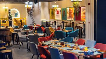 2 restaurants; breakfast, lunch and dinner served