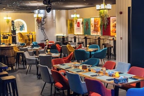 2 restaurants; breakfast, lunch and dinner served  - Crowne Plaza Dubai Jumeirah by IHG (Dubai)