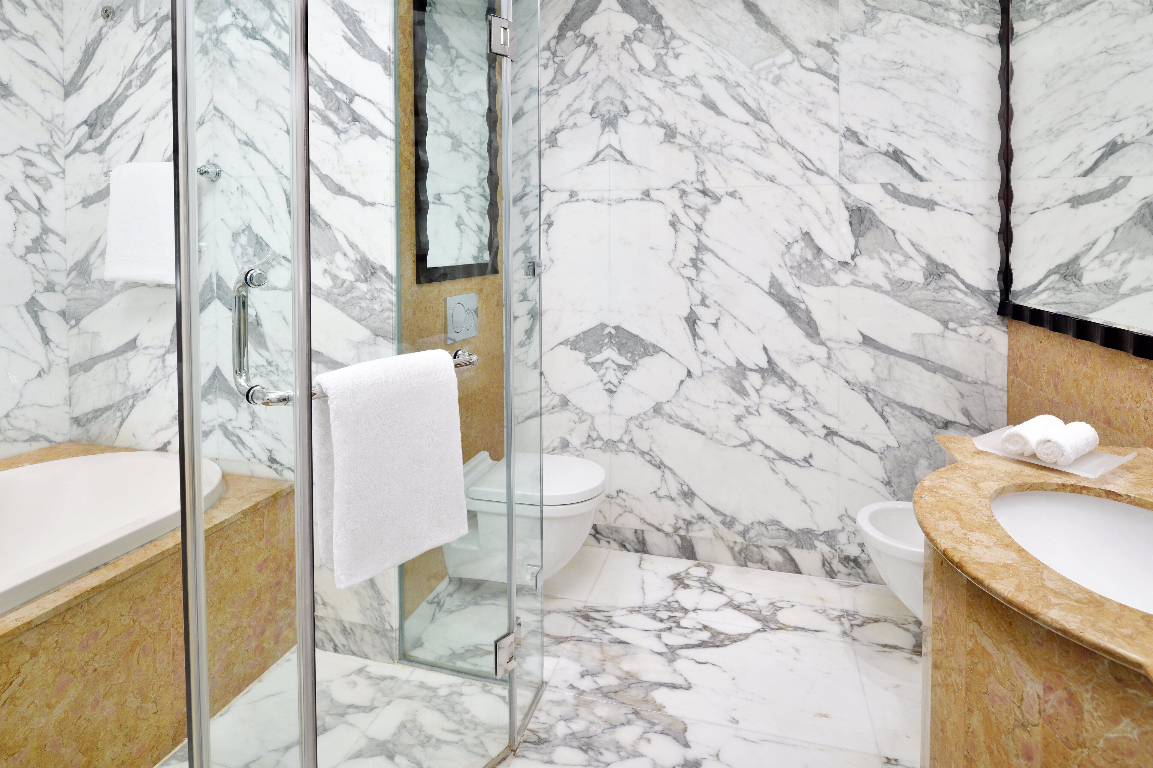 separate bathtub and shower, rainfall showerhead, free toiletries