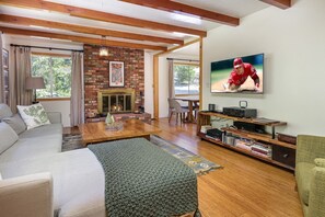 Smart-TV, peis, bøker og kontorer