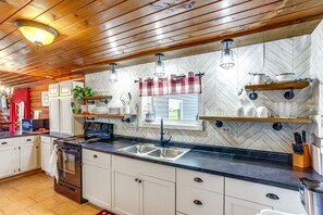 Refrigerador, microondas, parrilla de estufa y licuadora