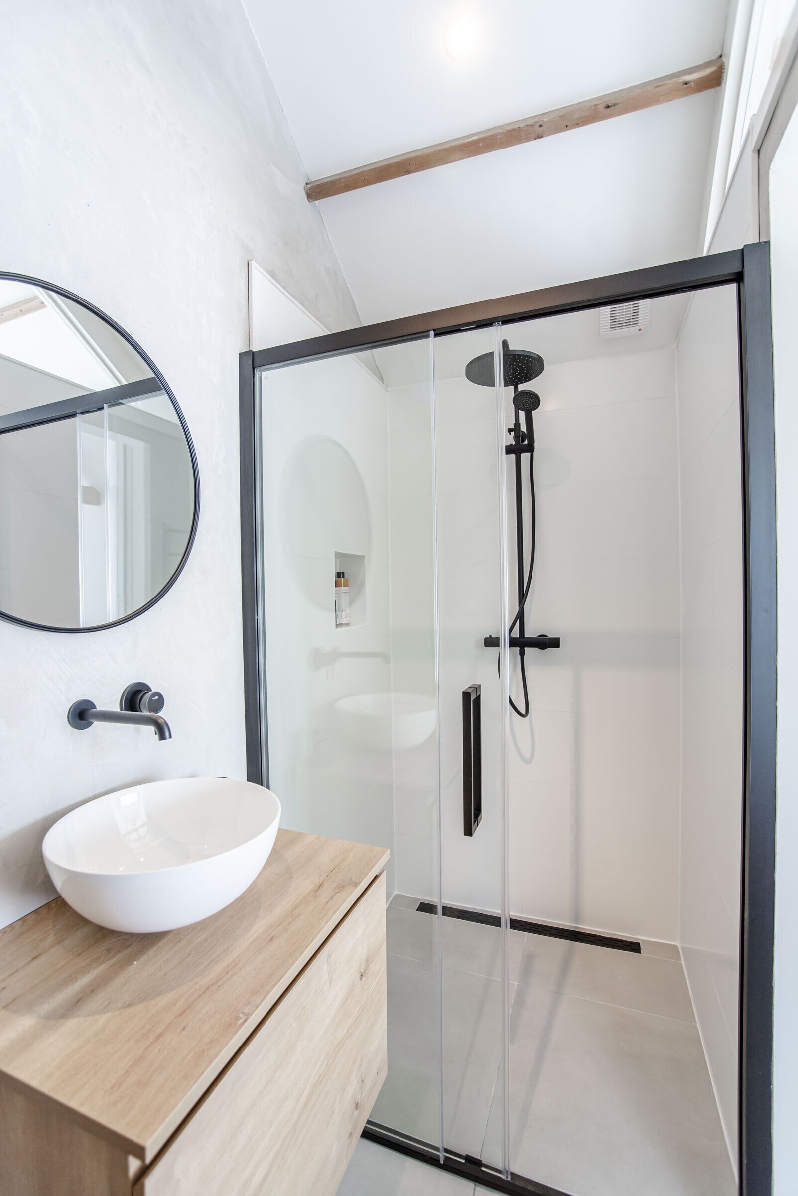 Een douche, een haardroger, handdoeken