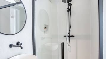 Een douche, een haardroger, handdoeken