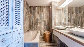 Douche, articles de toilette gratuits, serviettes fournies