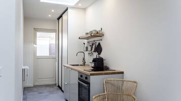 Fridge, oven, stovetop, coffee/tea maker