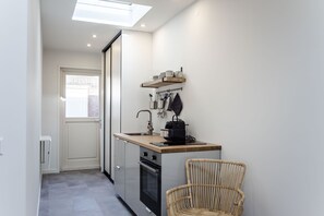 Fridge, oven, stovetop, coffee/tea maker