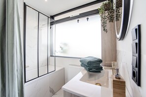 Badewanne, Haartrockner, Handtücher