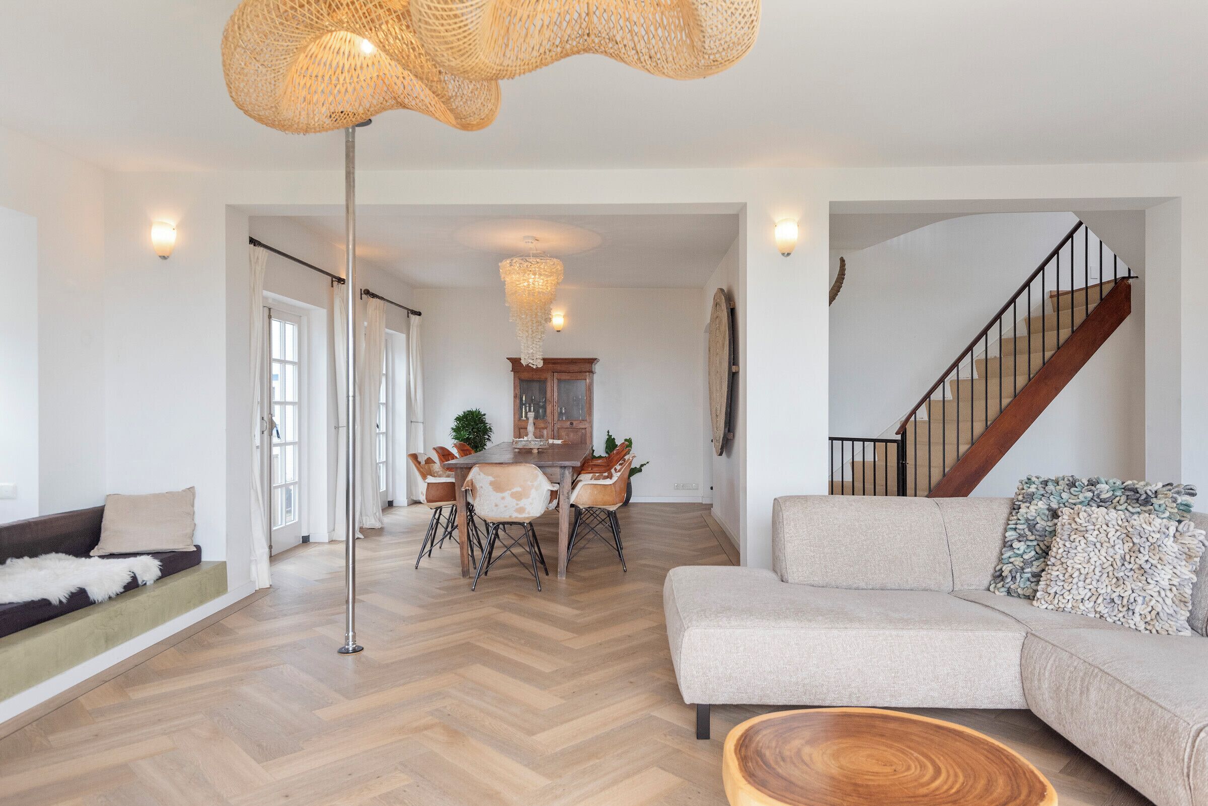 Télévision, cheminée, chaîne hi-fi